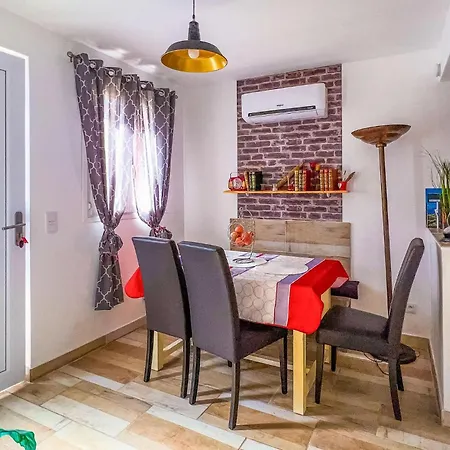 Gorgeous In With Kitchen 아파트